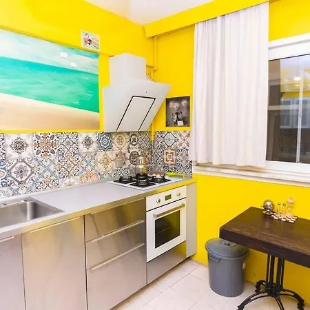 Daire Colorful House Near Popular Spots In Nisantasi *
