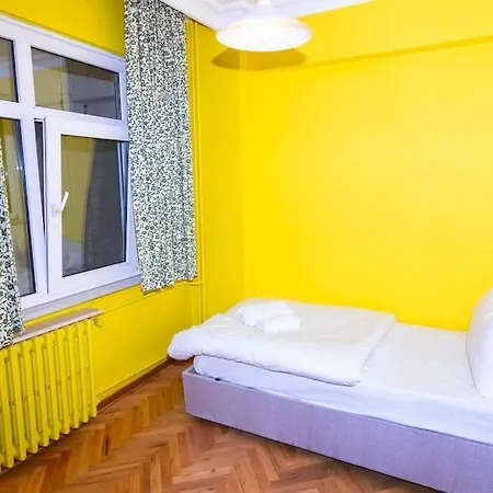 Daire Colorful House Near Popular Spots In Nisantasi *